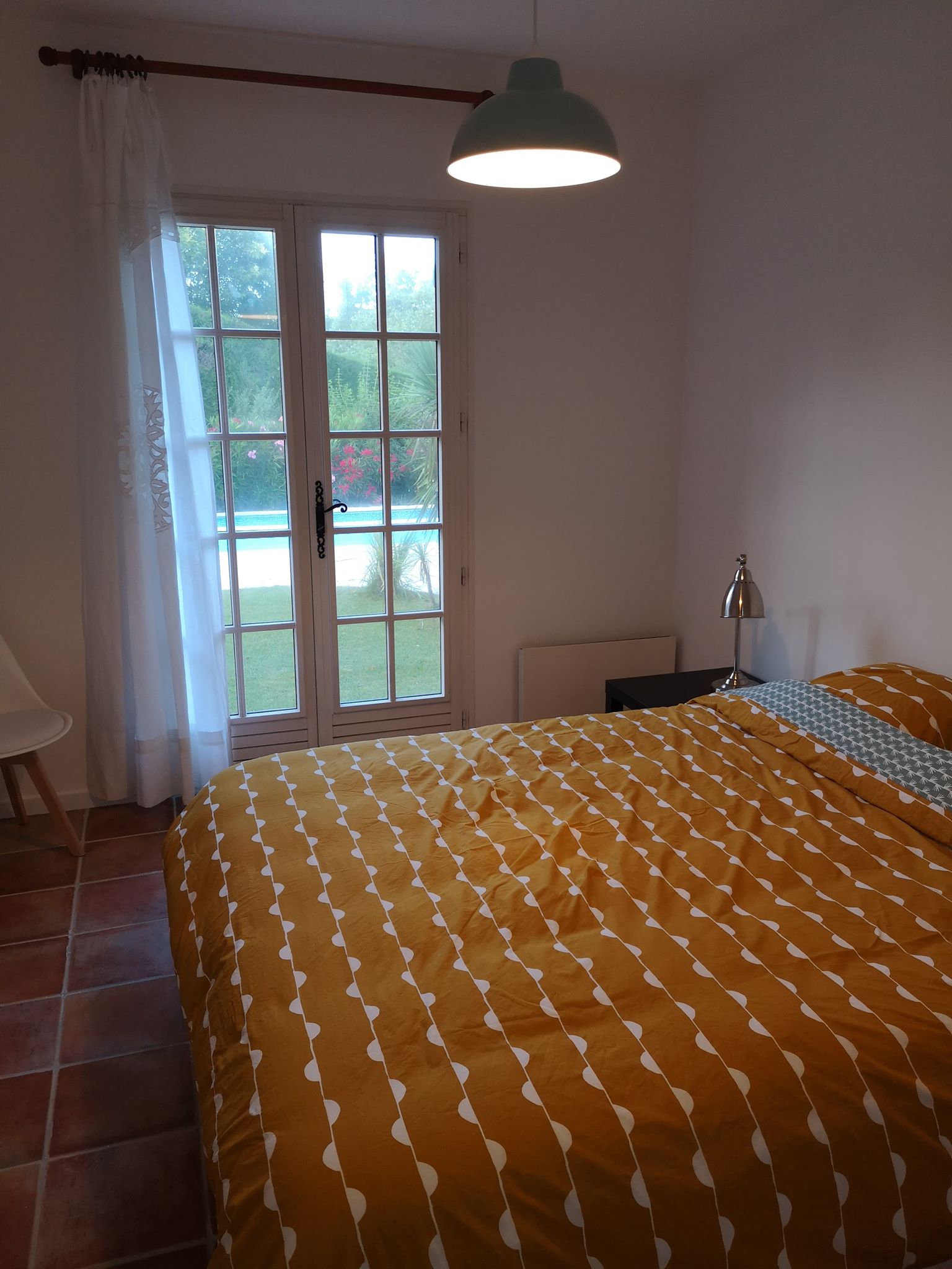 Eerste slaapkamer aan de kant van het zwembad