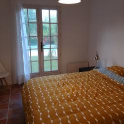Eerste slaapkamer aan de kant van het zwembad