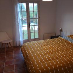 Eerste slaapkamer aan de kant van het zwembad