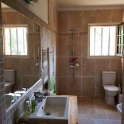 Bathroom at the side of the swimmingpool