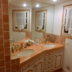 Bathroom at the side of the entrance